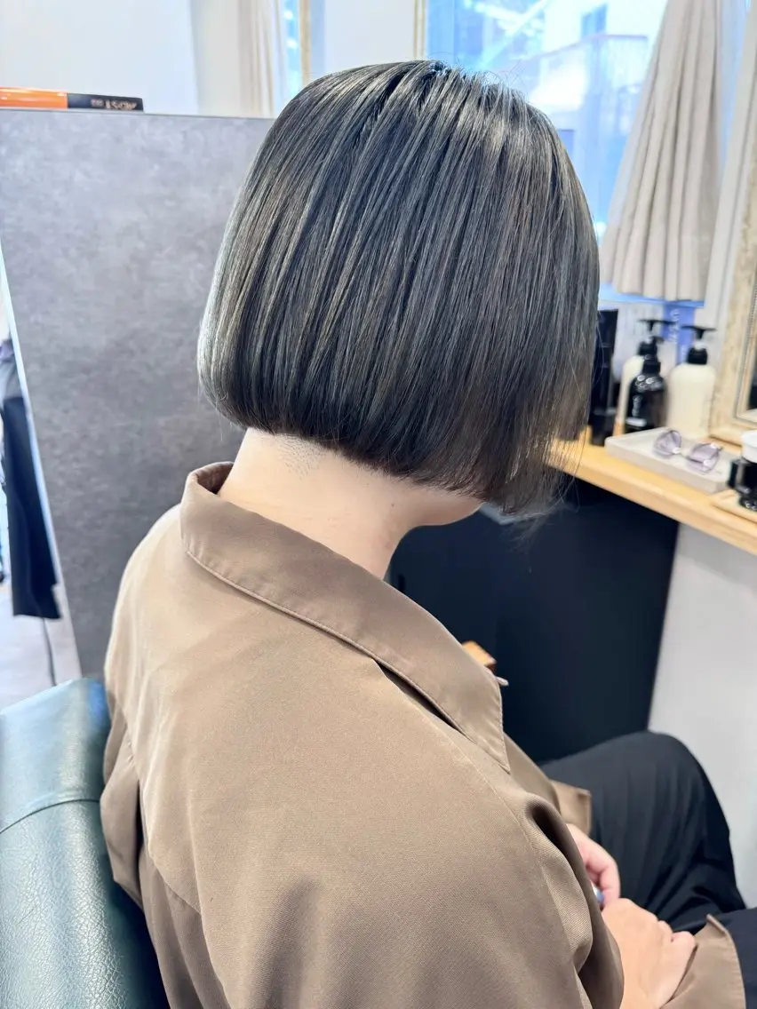 ショート カラー 切りっぱなしボブ ブリーチ グレージュ オリーブグレージュ オリーブグレー カット ヘアカラー トリートメント 髪質改善/デザイン/ 天王寺/奥野和広のヘアスタイル