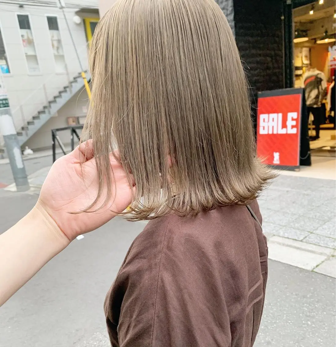 ミディアム カラー ネイル ハイトーンボブ 前田 表参道　グレージュのヘアスタイル