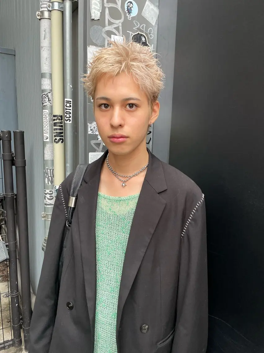 ショート カラー メンズ メンズハイトーン スパイキーショート ハイトーンカラー ショートヘア カット ヘアカラー トリートメント スパイラルパーマ 🌐hina⭐️のヘアスタイル