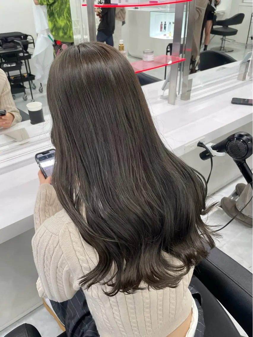 ロング カラー グレージュ オリーブグレージュ オリーブグレー ヘアカラー トリートメント ラベンダー💜 グレージュ🩶のヘアスタイル