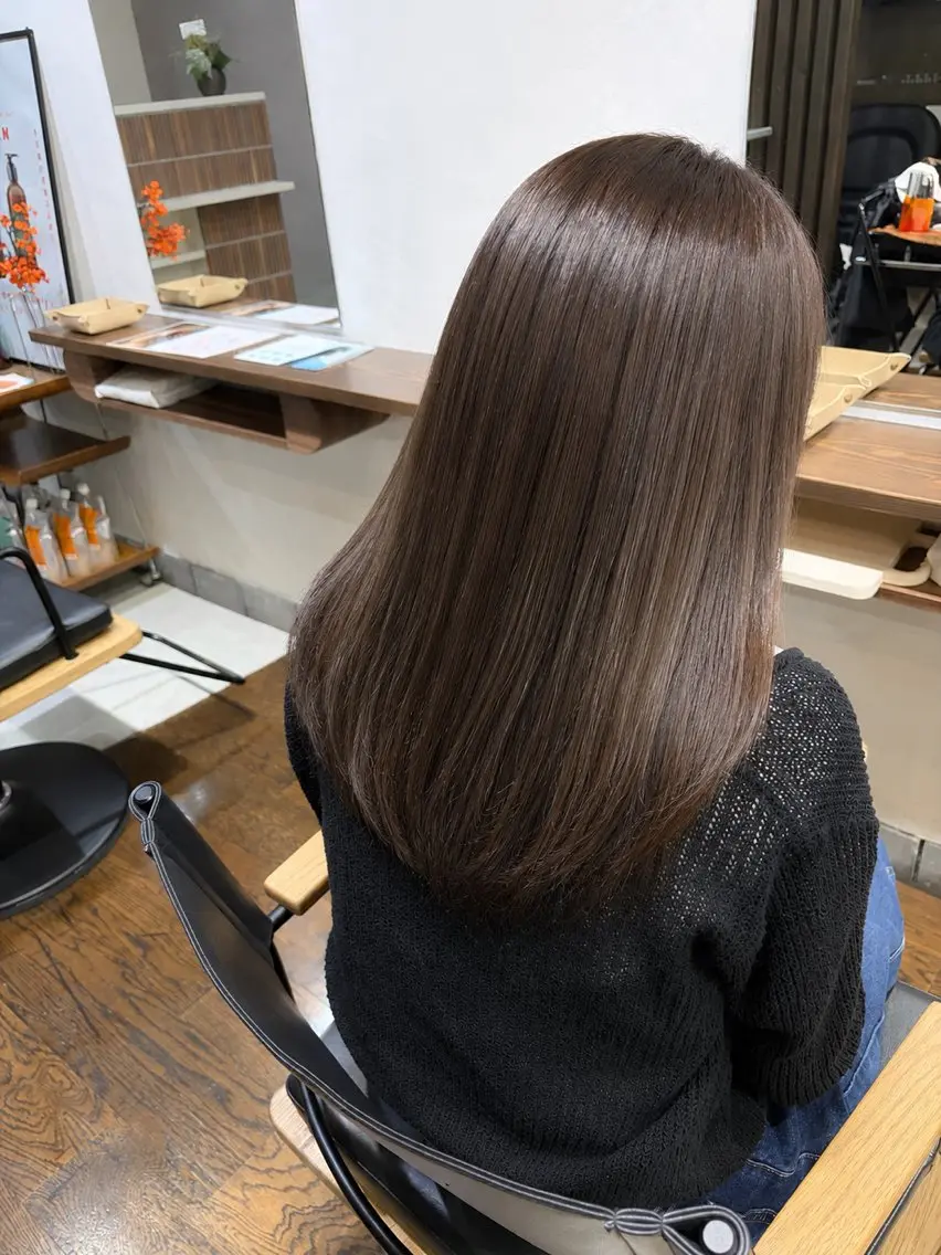 セミロング カラー ベージュカラー ヘアカラー 纐纈 佳乃のヘアスタイル