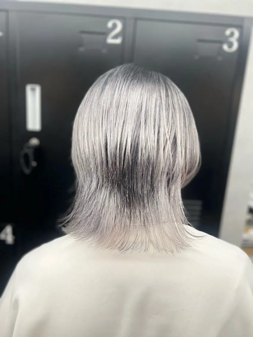 ミディアム カラー メンズ メンズブリーチ メンズウルフカット ブリーチ シルバー ホワイトシルバー カット ヘアカラー 透明感カラー特化🫧 🦋栗原🦋のヘアスタイル