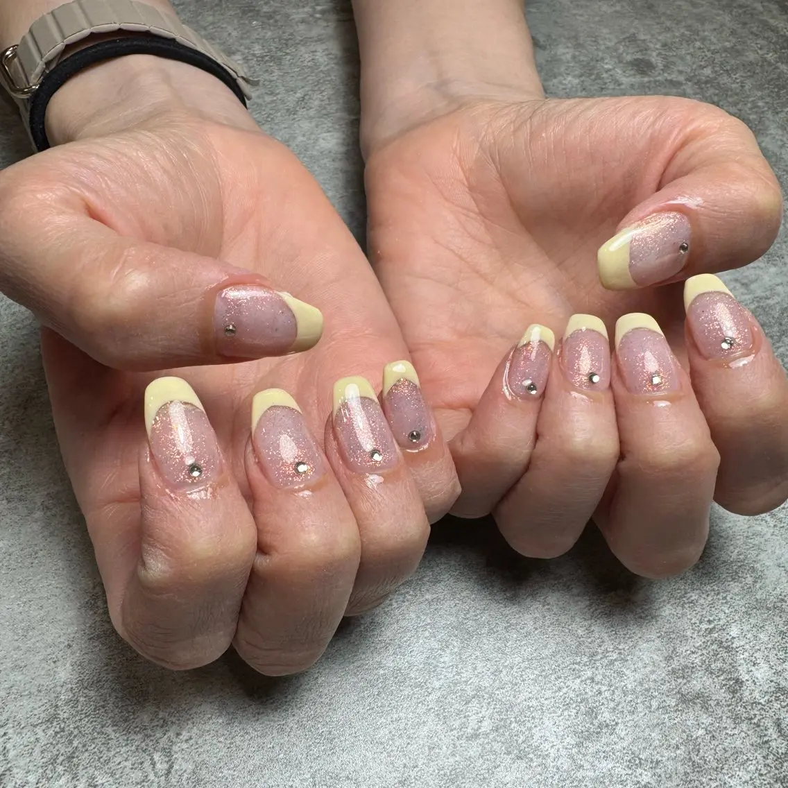 ネイル フレンチネイル ラメ(グリッター) ストーンネイル 黄色 MATATABI. kumiのネイルデザイン
