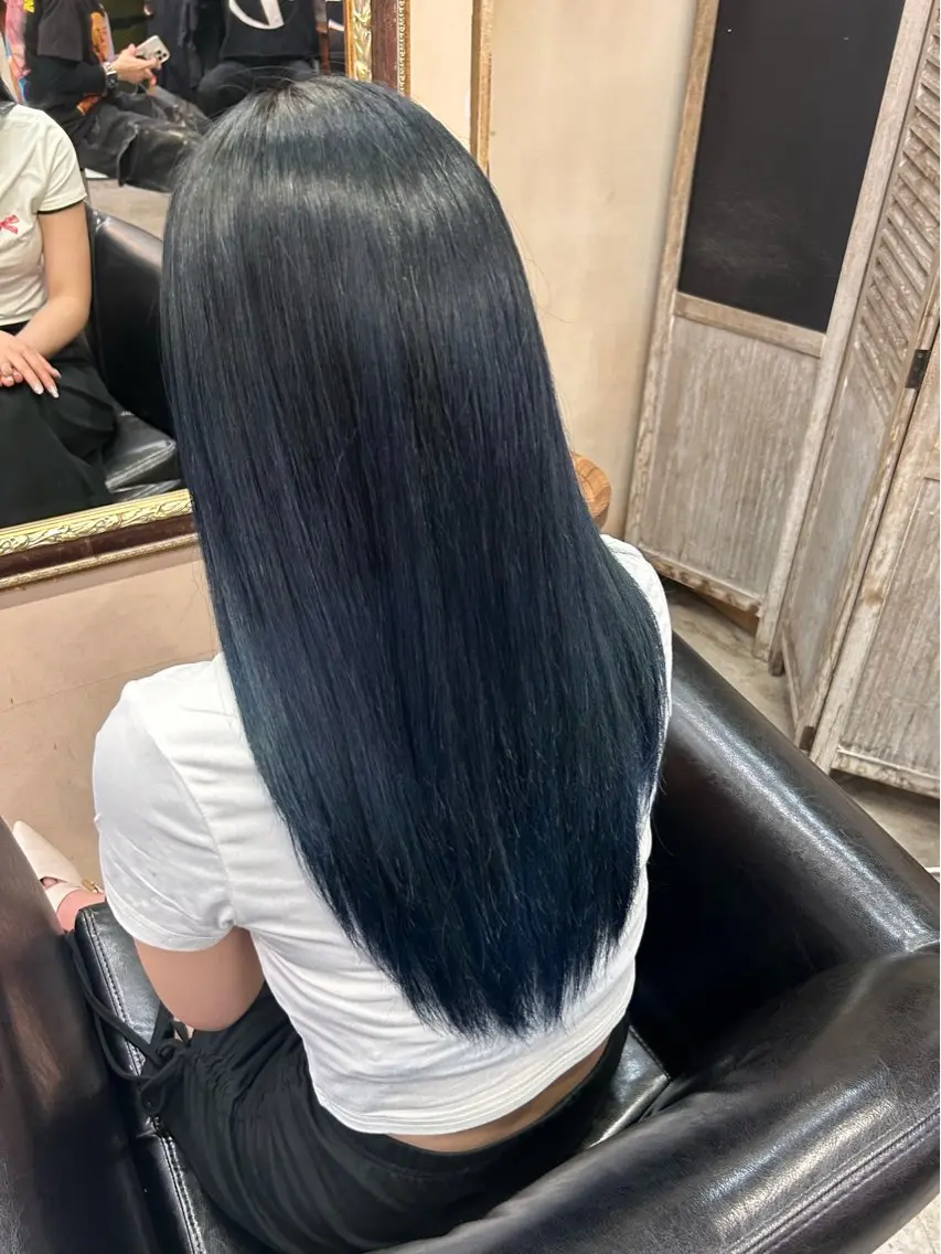 ロング カラー ブリーチ ブルーカラー abilita MIYUのヘアスタイル