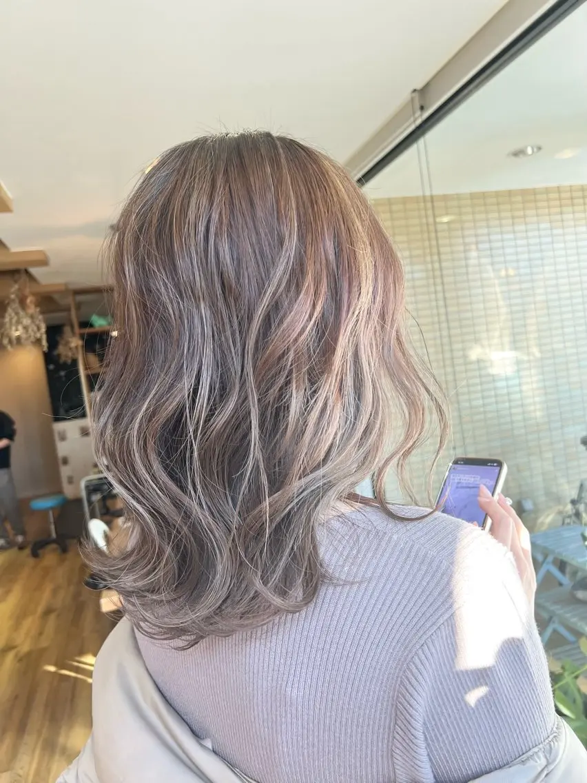 セミロング カラー アッシュ ベージュカラー ハイライトカラー ハイライト ヘアカラー トリートメント 堀 望美のヘアスタイル
