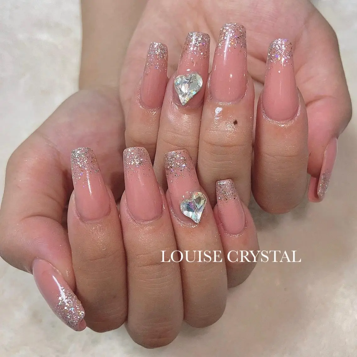 ネイル ハンドネイル LOUISE CRYSTALのネイルデザイン
