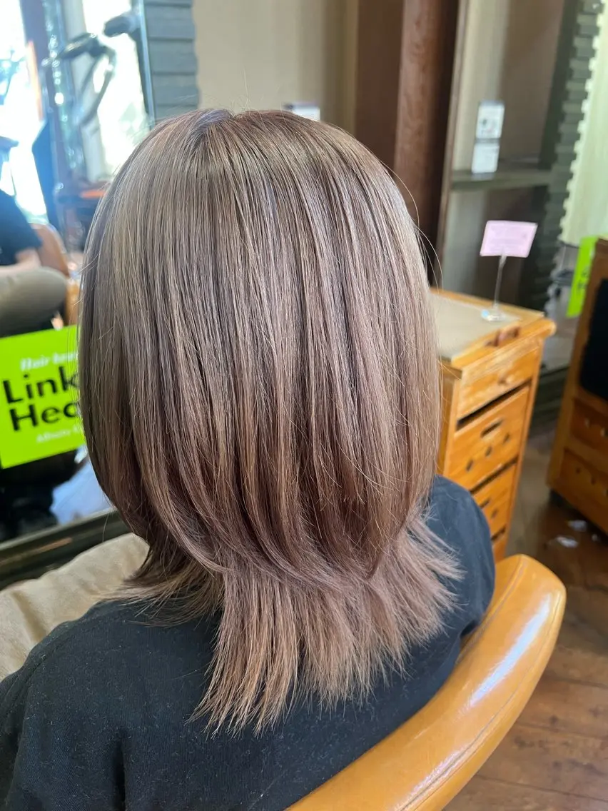 セミロング カラー ベージュカラー ミルクティーベージュ レイヤーカット ウルフカット ウルフレイヤー 奥田 勝亮のヘアスタイル