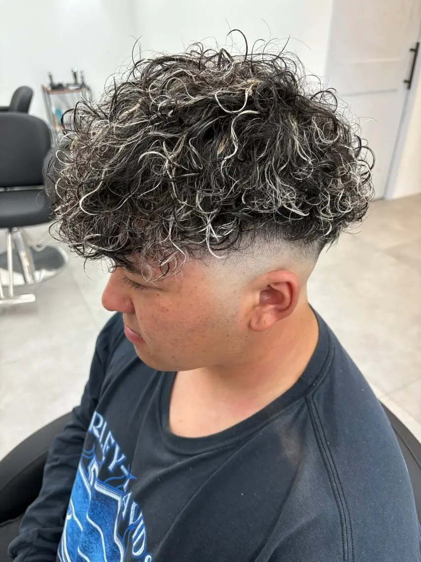 カラー パーマ メンズ フェードカット メンズメッシュ スキンフェード スペインカール メッシュ カット パーマ 土屋 竣奨のヘアスタイル