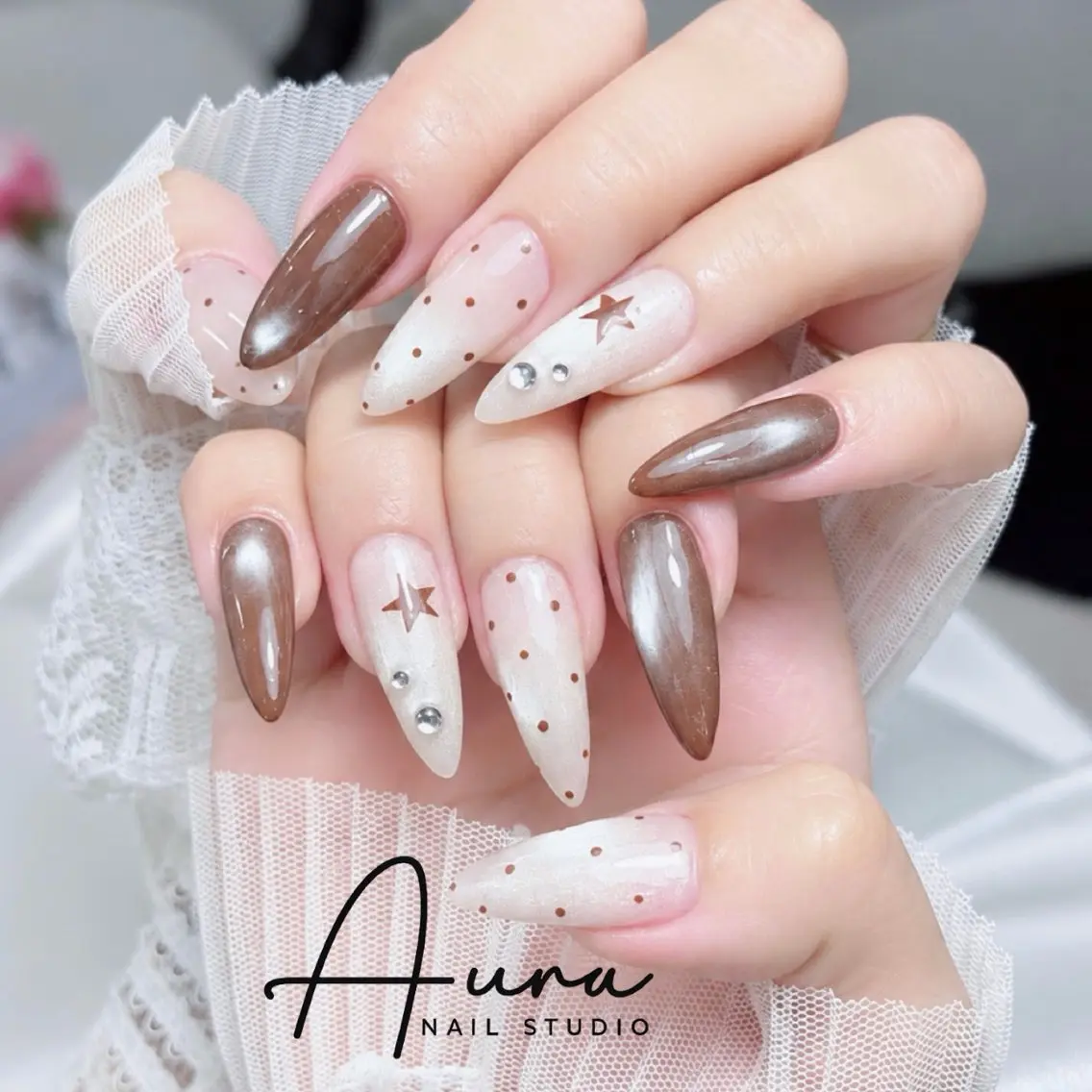 ネイル ブラウン ドット 韓国ネイル ロングネイル ミラーネイル ハンドネイル Aura Nail Studioのネイルデザイン