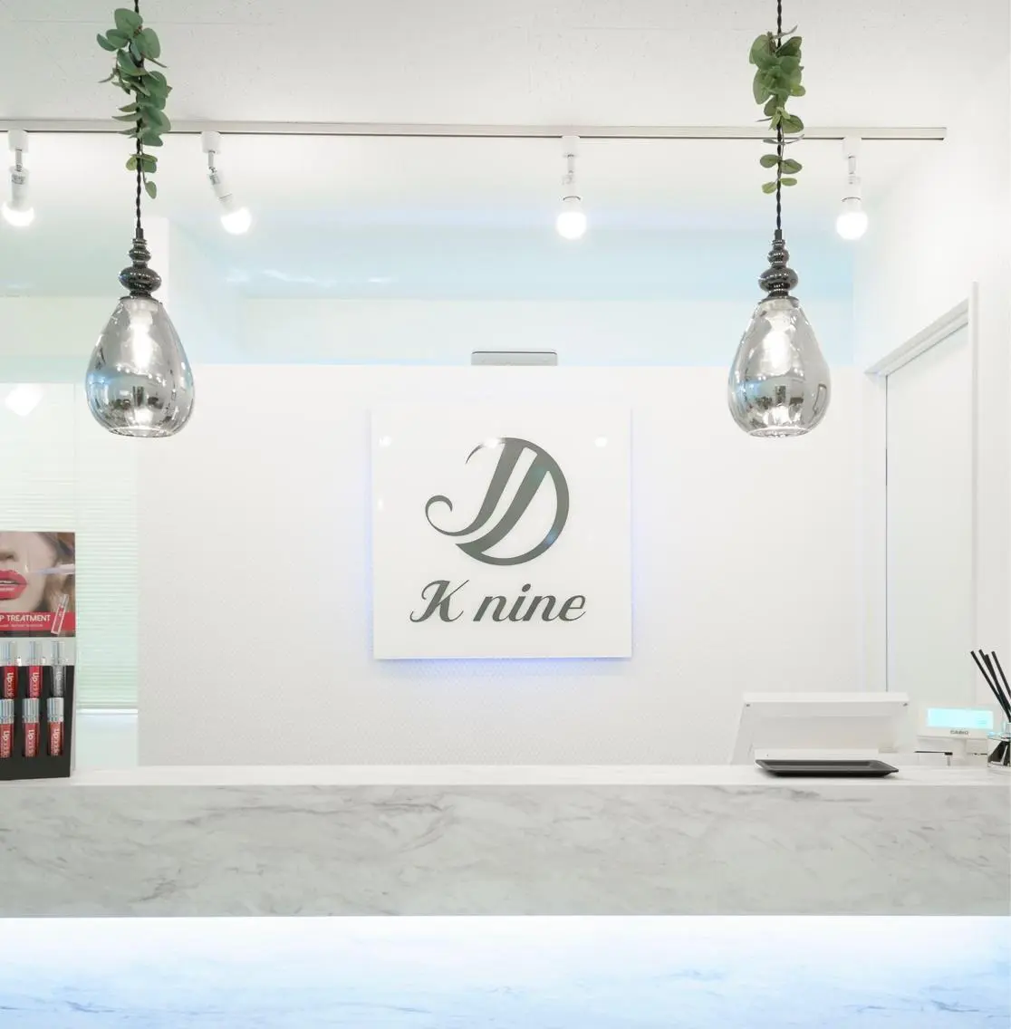 ロング カラー パーマ ヘアアレンジ メンズ キッズ ネイル マツエク・マツパ ホワイト Knine 心斎橋店のエステ・リラクイメージ