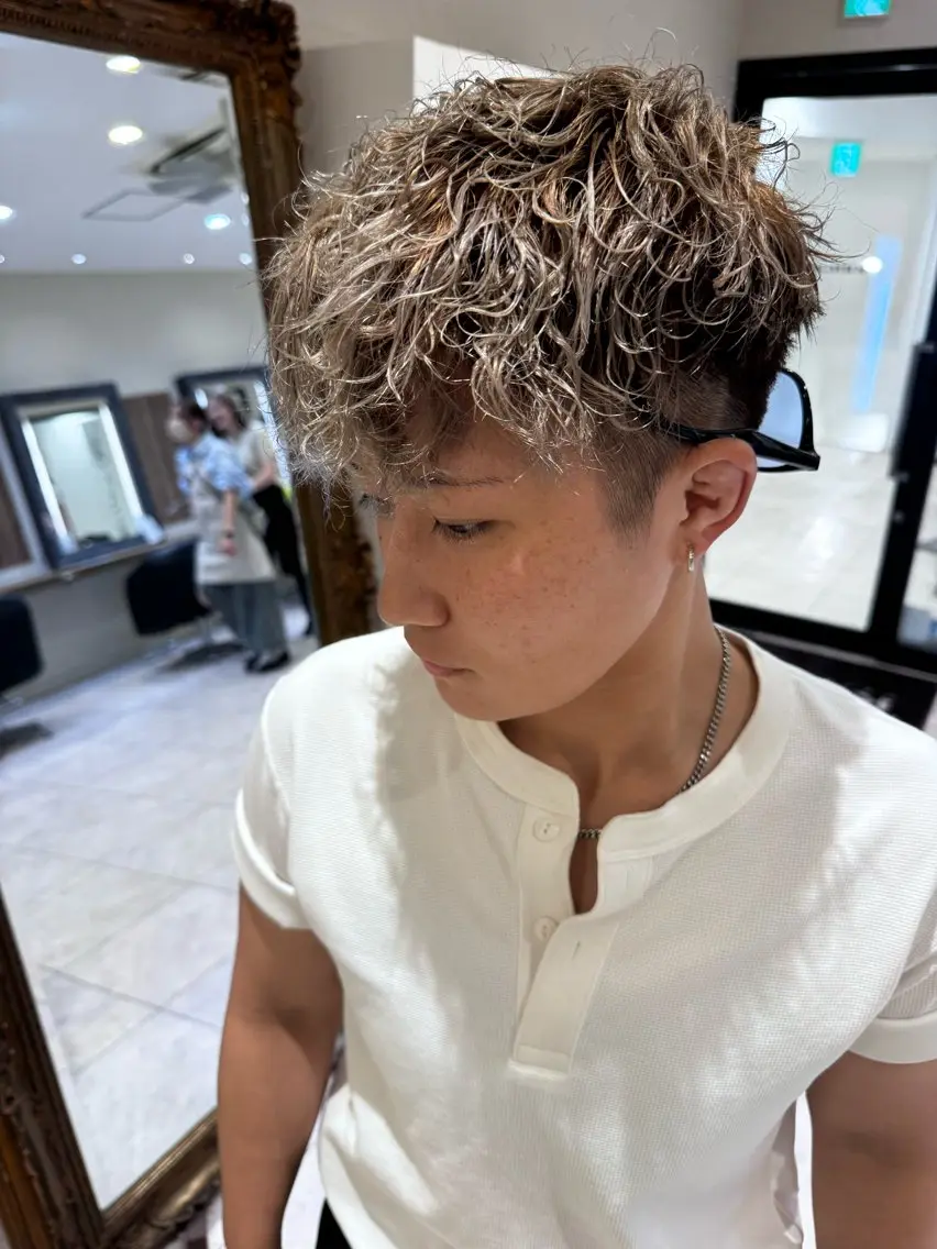 カラー パーマ ハイトーンカラー 🐺ウルフ× ハイトーン🐺MOEのヘアスタイル