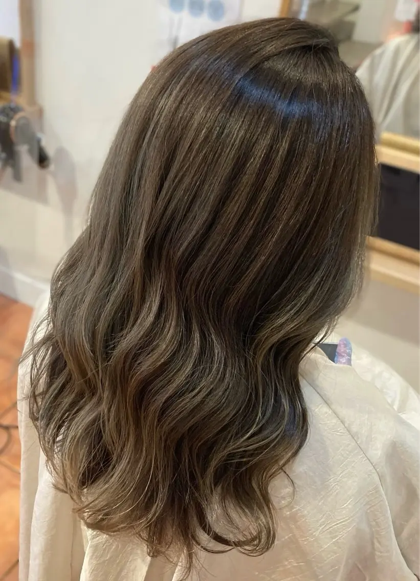 ミディアム ハイライト ヘアカラー トリートメント 横山 麻衣子のヘアスタイル