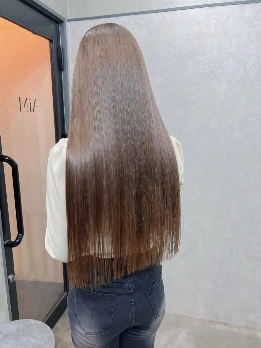 ロング カラー ベージュカラー ブリーチ ケアブリーチ グレージュ ハイトーンカラー ヘアカラー YUI ハイトーンカラーのヘアスタイル