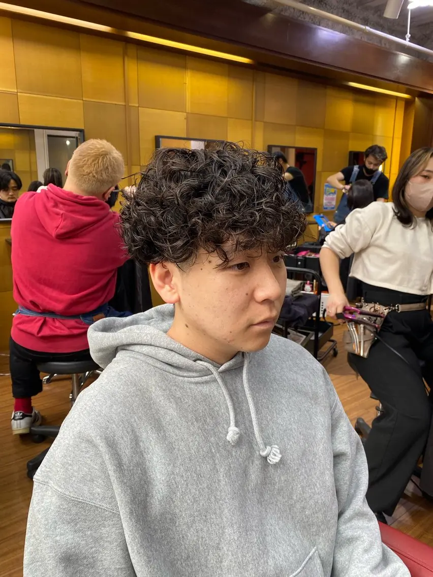 セミロング パーマ メンズ メンズパーマ プードルパーマ セミロングパーマ プードルパーマ メンズ特化 岸本 阪急六甲サロンドロイのヘアスタイル