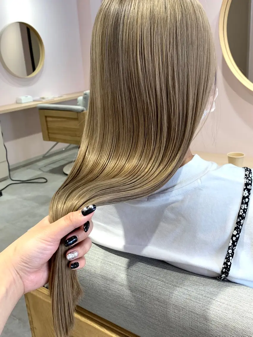ロング カラー ベージュカラー ハイトーンカラー rio .のヘアスタイル