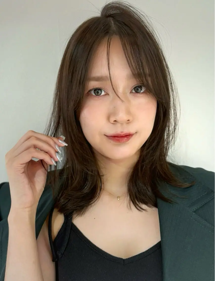 ミディアム カラー ヘアアレンジ 透明感カラー くびれヘア 顔まわりレイヤー 顔周りカット 韓国風ヘア カット ヘアカラー トリートメント ヘッドスパ ヘアセット 二ヶ月綺麗なデザイン カット/星野六三四のヘアスタイル