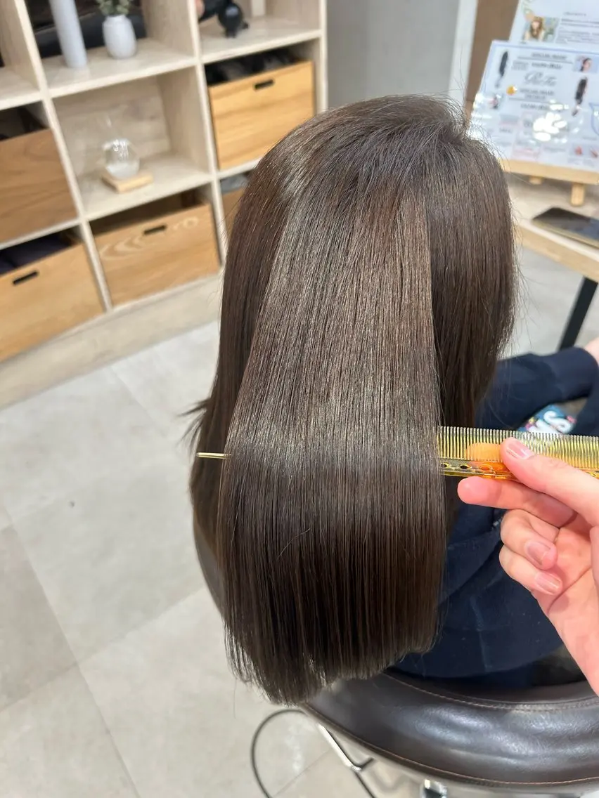 セミロング ヘアカラー 光を纏うツヤ感ロング Natsuki🤍のヘアスタイル