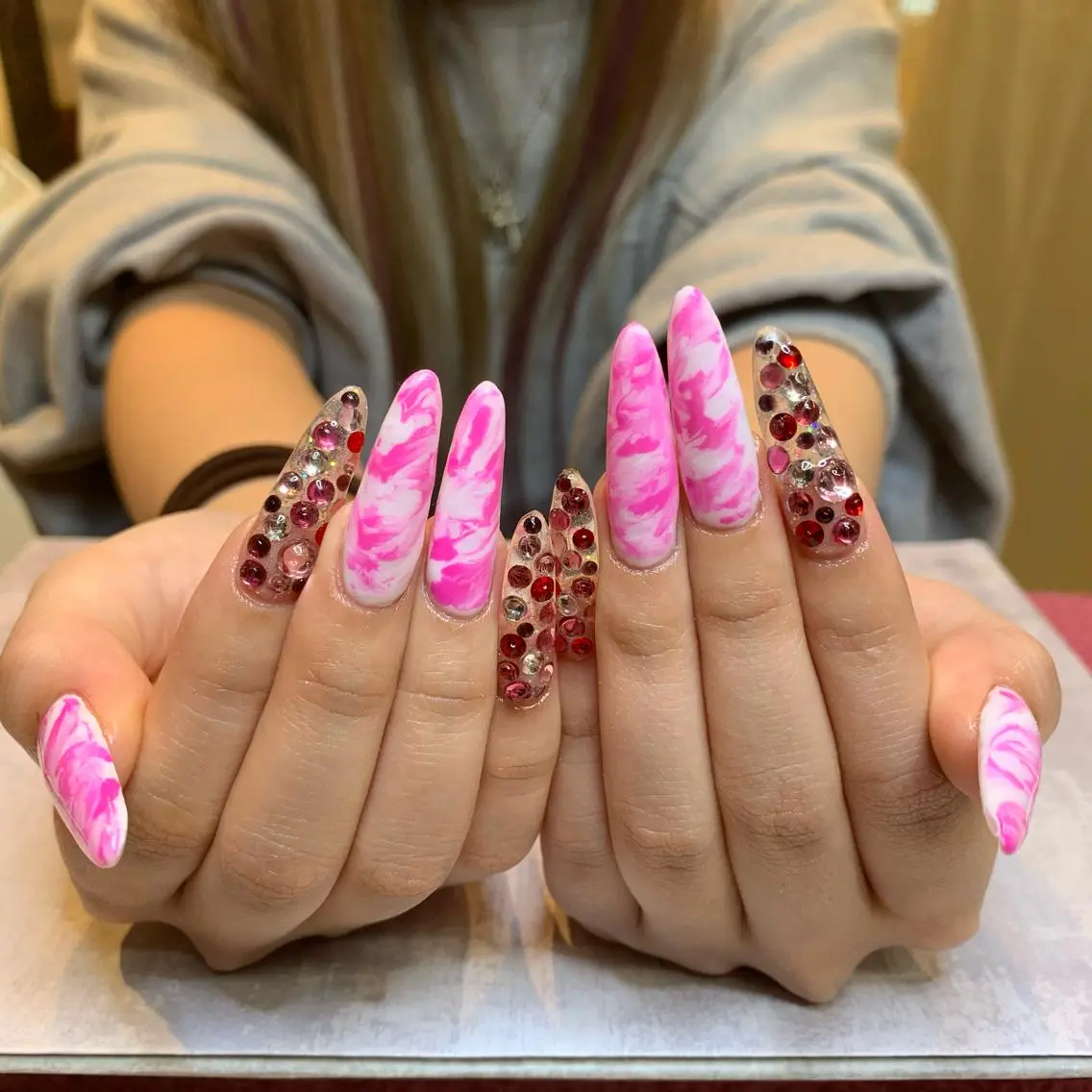 ネイル ロングネイル 大理石ネイル(マーブル) ピンク スカルプネイル ストーンネイル ハンドネイル Adite nailのネイルデザイン