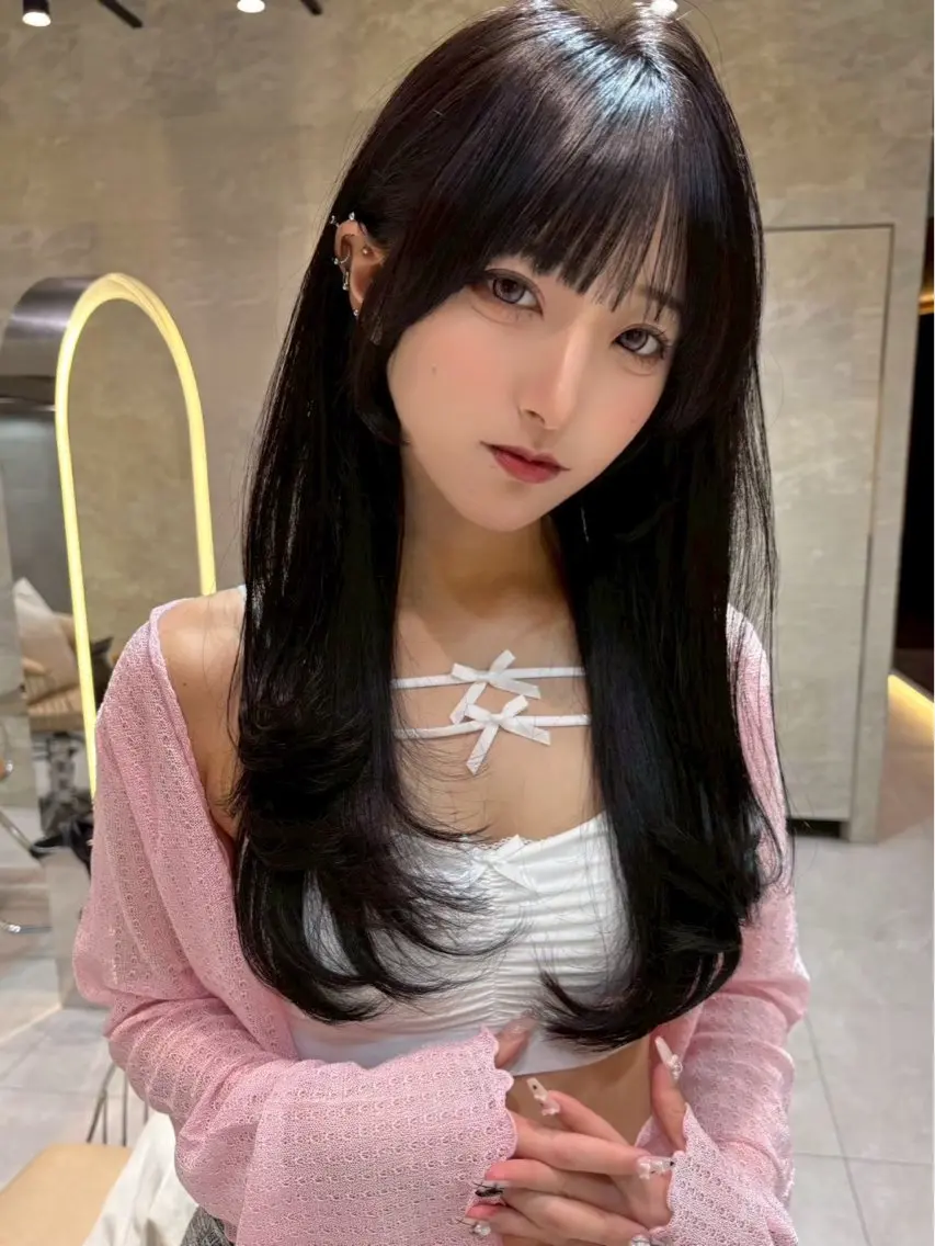 ロング ロングレイヤー 韓国風ヘア レイヤーカット ロング シースルーバング カット ヘアカラー トリートメント 小顔レイヤー/顔周り 艶髪カラー/金山のヘアスタイル