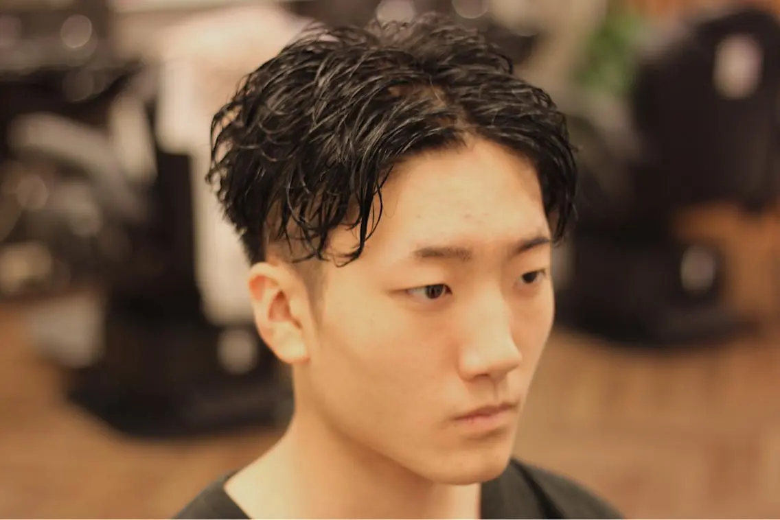 ミディアム パーマ メンズ ミディアムパーマ センターパート メンズパーマ 前田賢生 ご新規様はNGのヘアスタイル