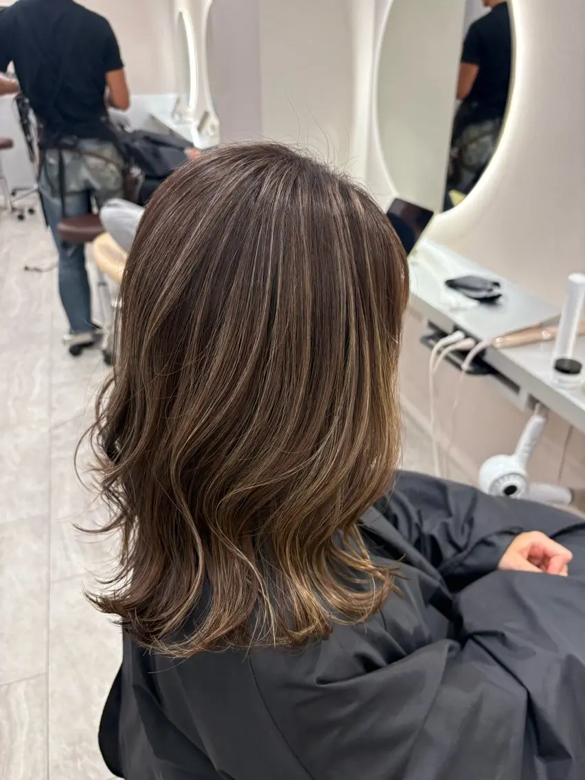 ミディアム ヘアカラー 🥥ハイライトカラー MIYU🤎のヘアスタイル