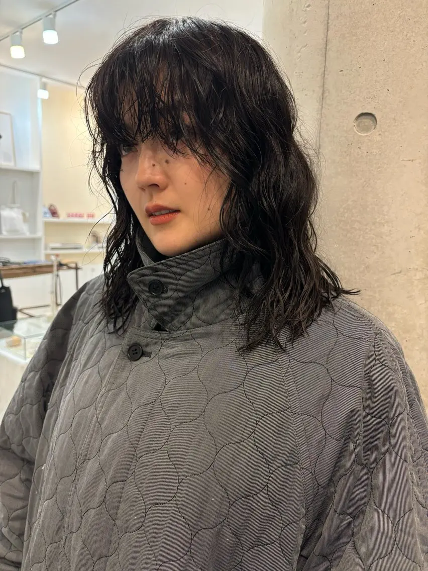 セミロング パーマ オカモト ハルカのヘアスタイル