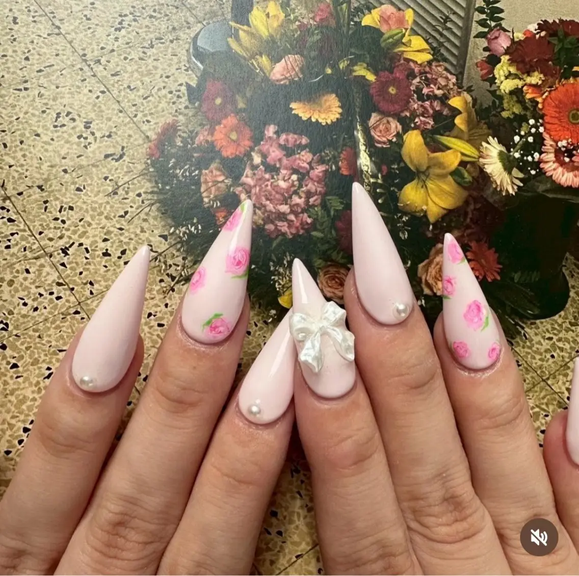 ネイル オーロラネイル フレンチネイル キラキラネイル ハンドネイル SHIORI 📍渋谷 / 円山町のネイルデザイン