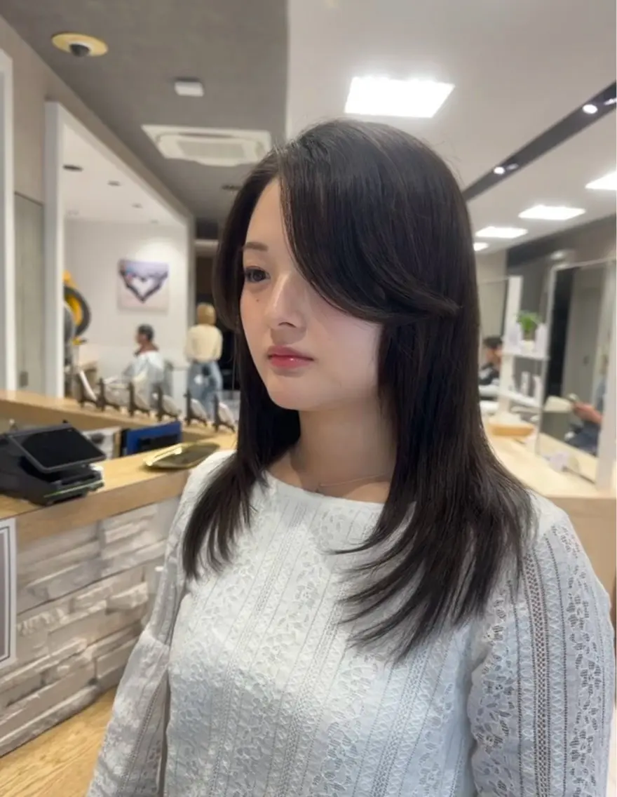 セミロング 顔まわりレイヤー 顔周りカット レイヤーカット カット ヘアカラー トリートメント 透明感ブラウンカラー 🫧レイヤー🩰好実のヘアスタイル