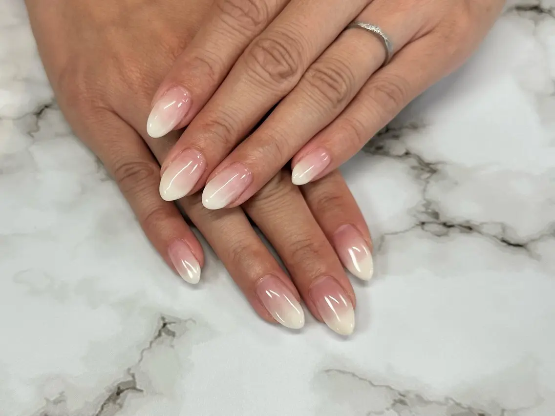 ネイル グラデーション ホワイト KAI NAILS💅🏻✨のネイルデザイン