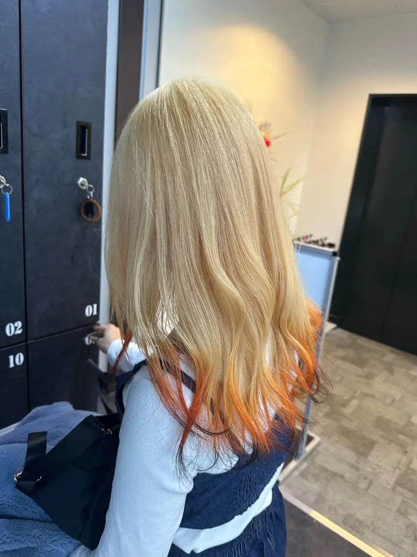 ロング カラー 黒髪 抜きっぱなしブロンド ブロンド オレンジ RAIA💎ケア ブリーチ&パーマ💎のヘアスタイル