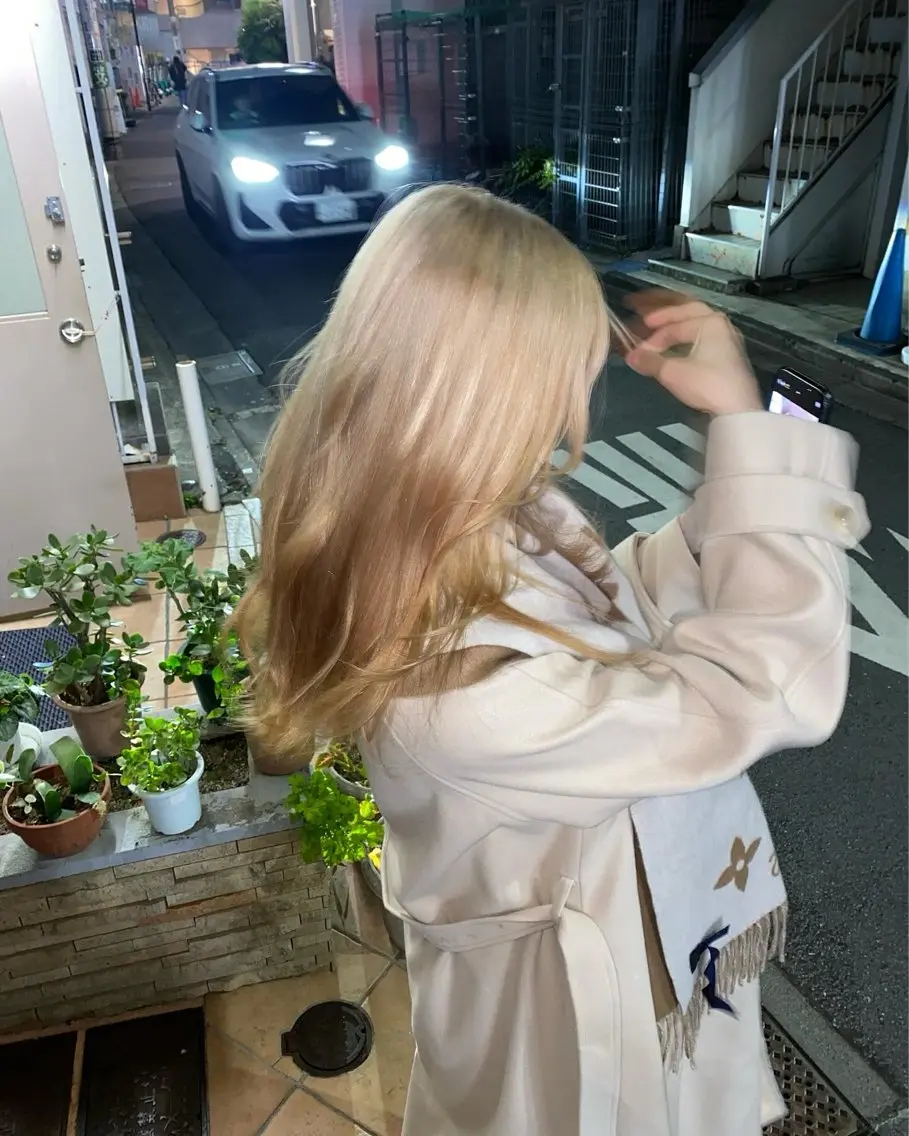 ミディアム カラー ベージュカラー ブロンド シルバー ホワイトベージュ ホワイトシルバー カット ヘアカラー トリートメント レイヤーウルフ エクステ磯部のヘアスタイル