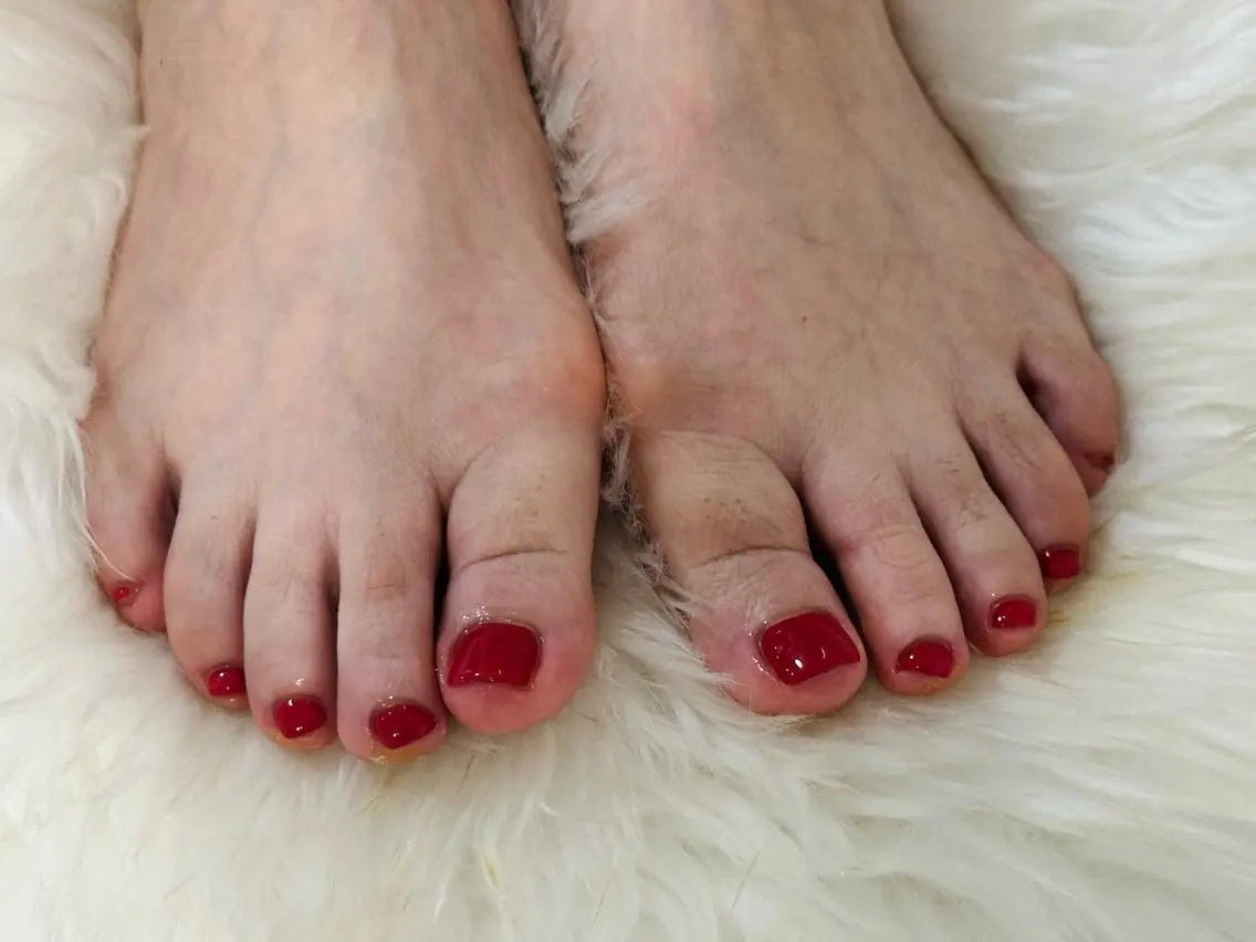 ネイル オーロラネイル ボルドー フットネイル フレンチネイル ジェルネイル フットネイル kiki nail たまプラーザのネイルデザイン