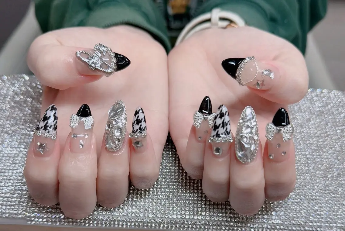 ネイル フレンチネイル ジェルネイル ガラスフレンチ ハロウィン ハート ハンドネイル H.baby Nail Salonのネイルデザイン