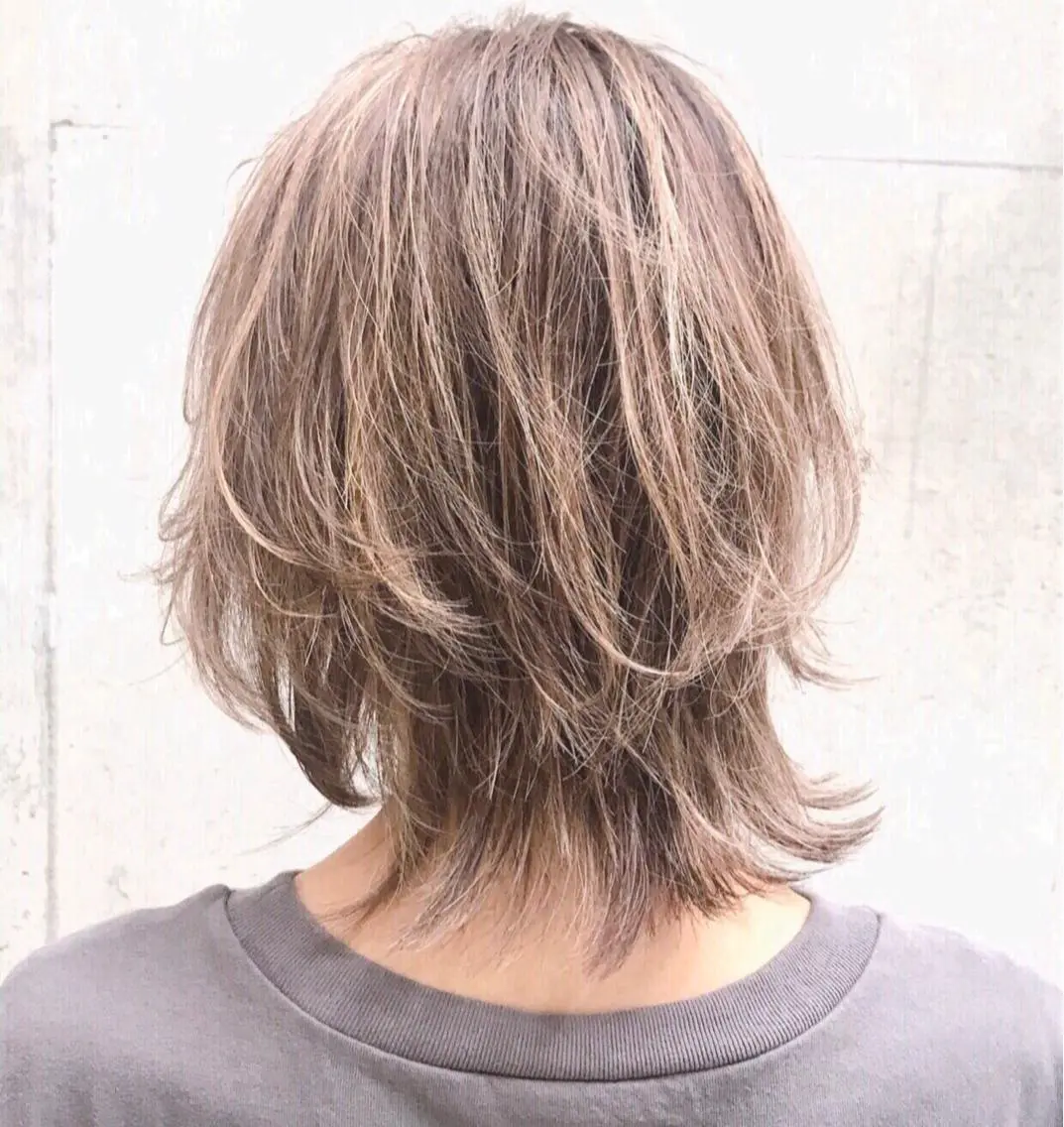 ミディアム カラー ミディアムパーマ アッシュ ベージュカラー ブルーカラー グレージュ ヘアカラー AKI アキのヘアスタイル