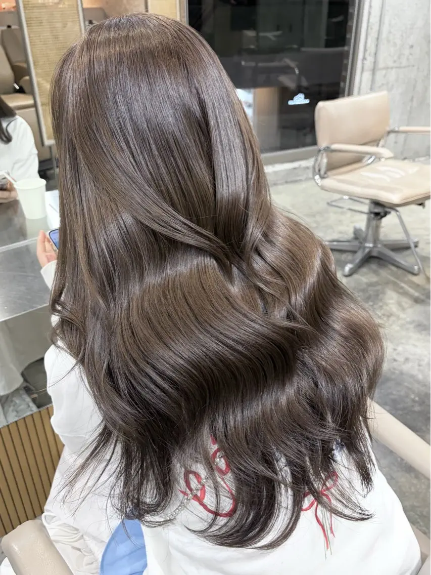 ロング カラー ヘアカラー トリートメント 失敗しないハイトーン ミルクティーベージュのヘアスタイル