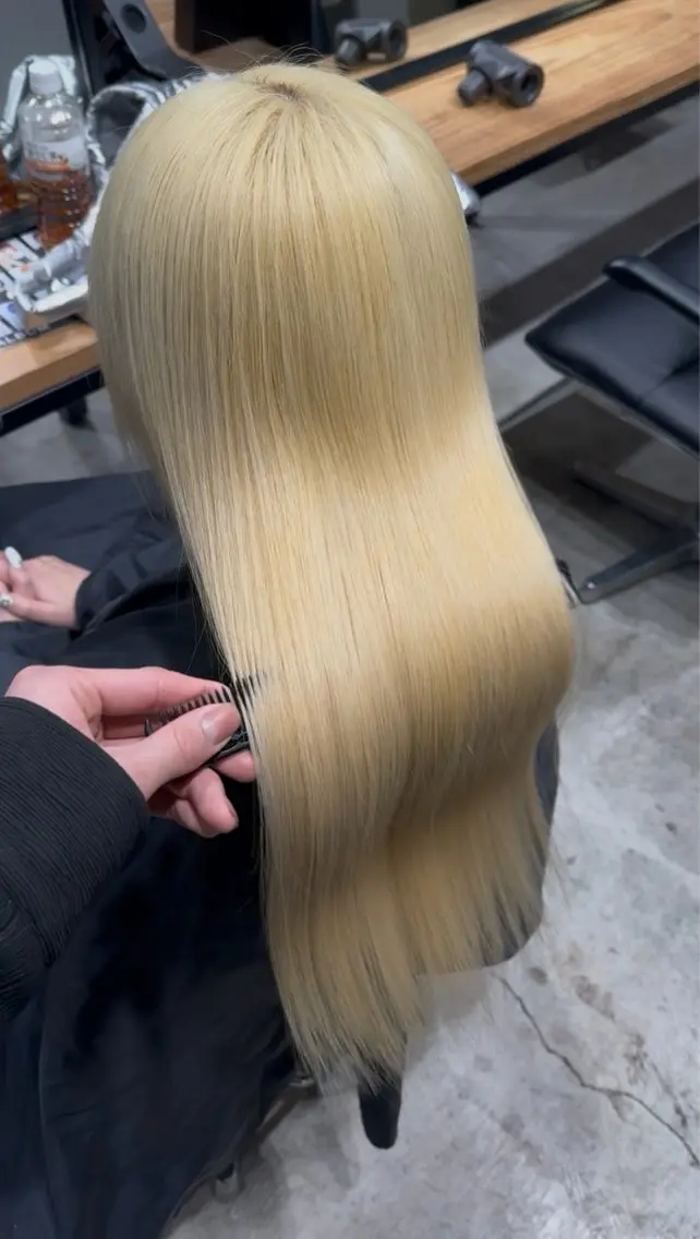 カラー 黒染め落とし ムラ修正　ハイトーンのヘアスタイル