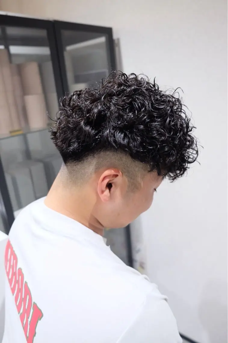 メンズ フェードカット スペインカール 刈り上げ カット パーマ 田中 さとしのヘアスタイル
