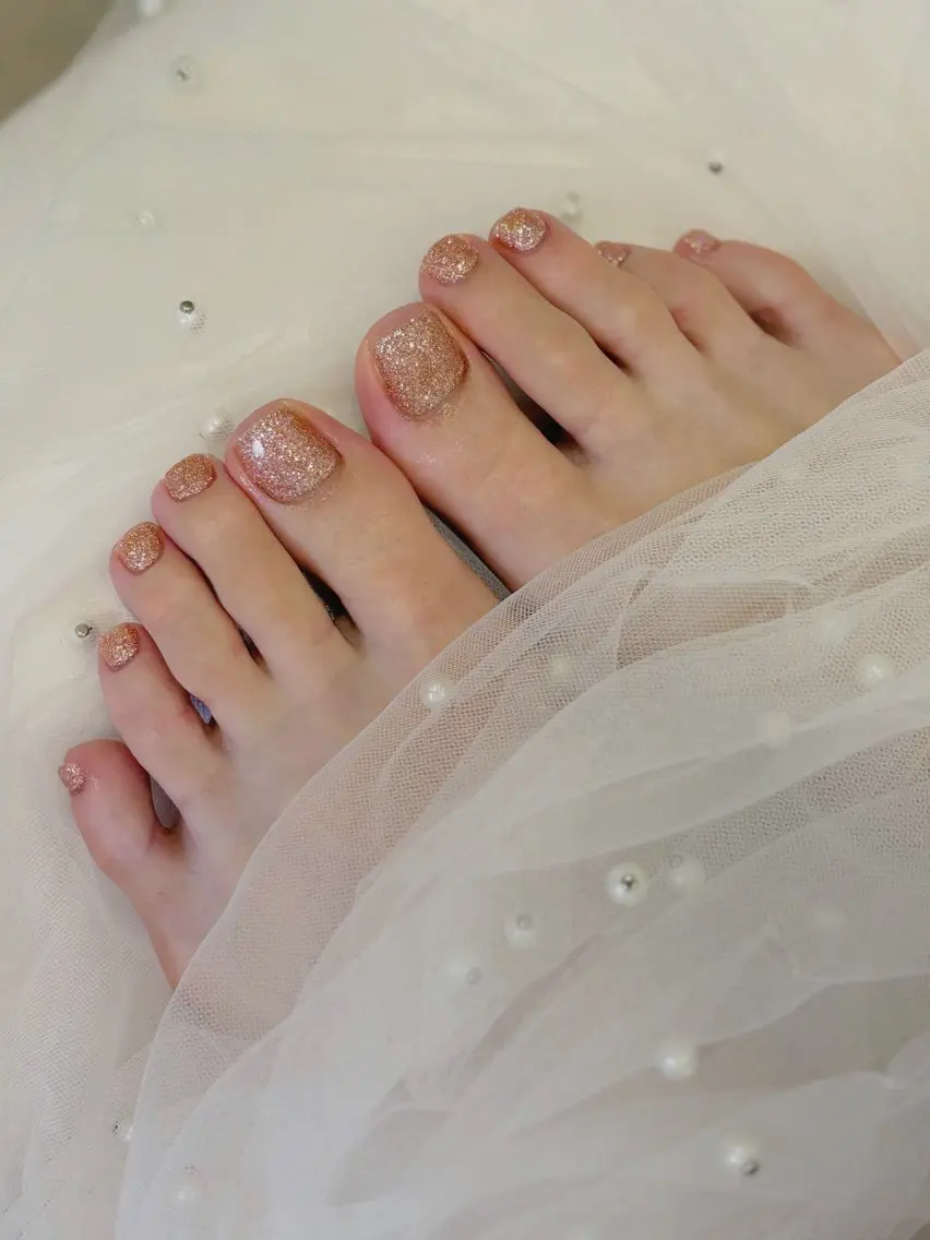 ネイル フラッシュネイル キラキラネイル フットネイル めぐ 💫ワンホンネイルのネイルデザイン