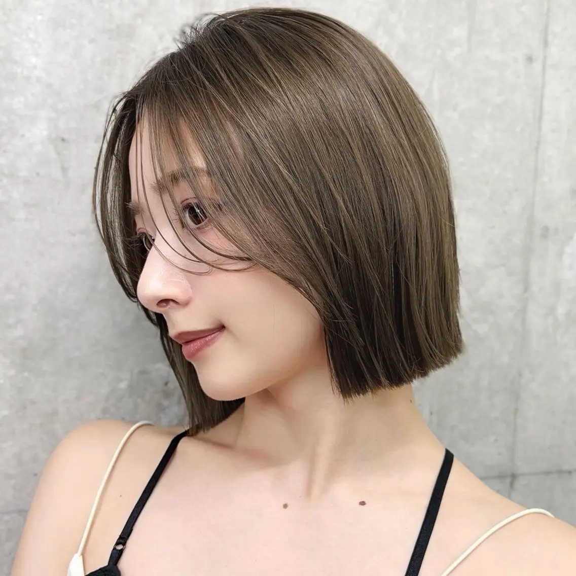ミディアム NOA くるみのヘアスタイル