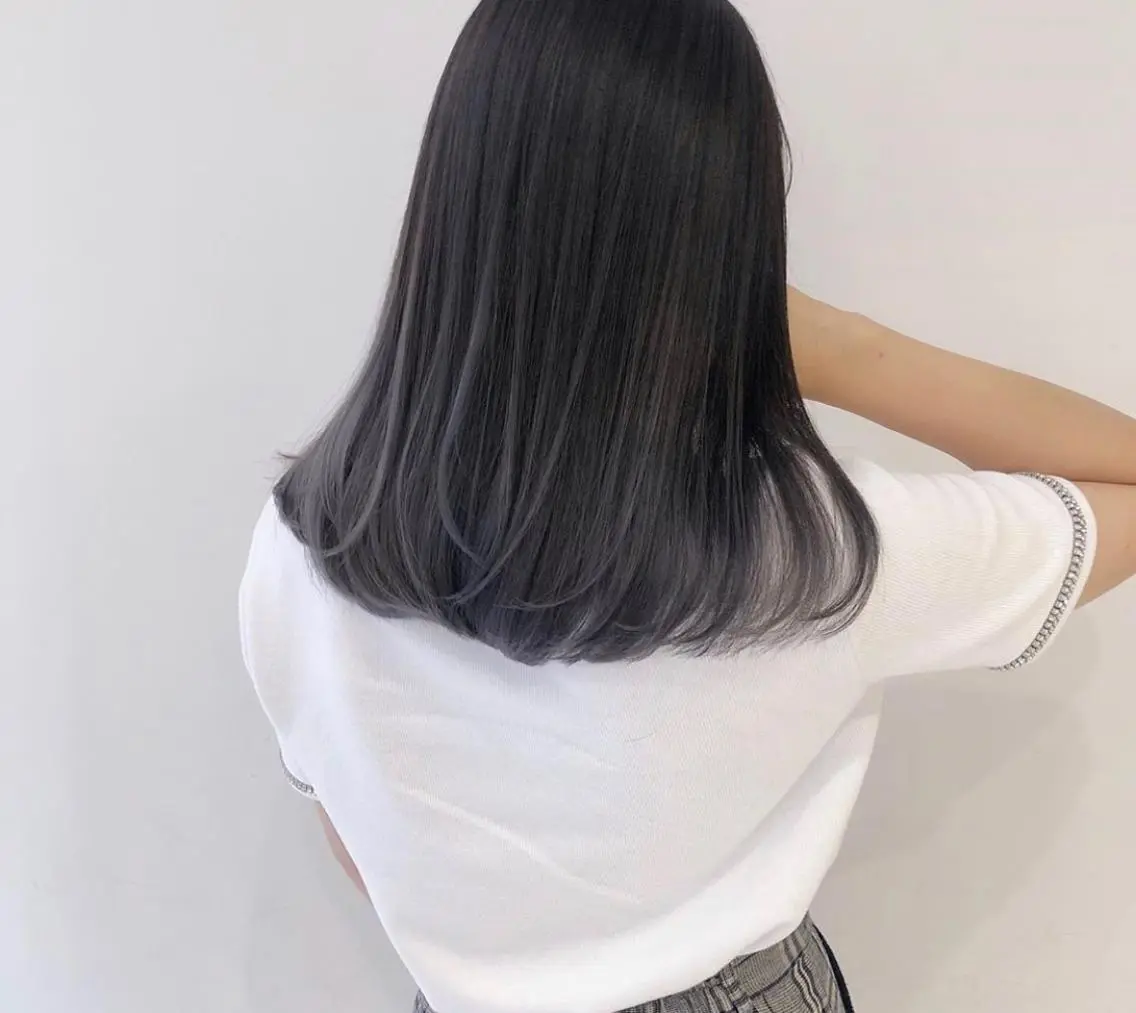 セミロング カラー グラデーションカラー シルバー iLi 《イリ》のヘアスタイル