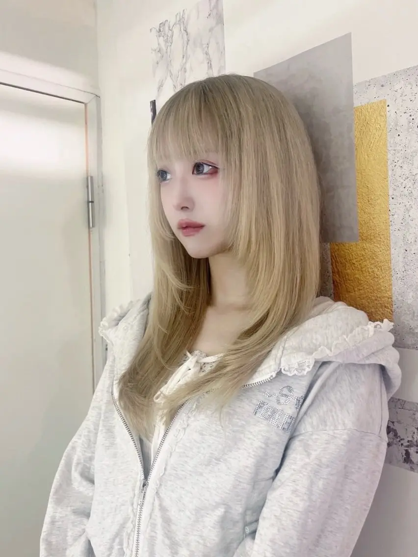 ロング カット ヘアカラー ✩.*Aise⟡.· 艶カラー🐈⬛🩶のヘアスタイル