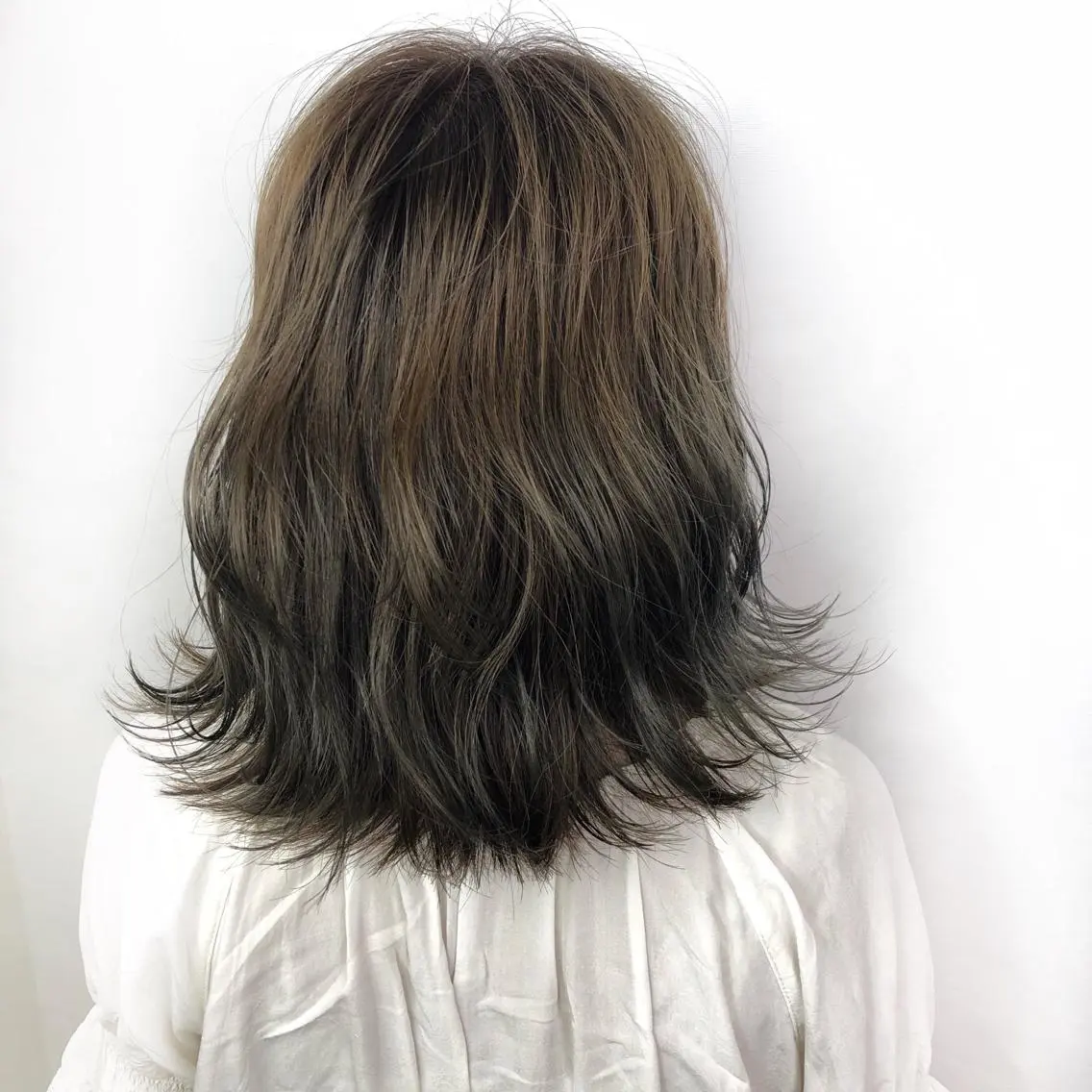 ミディアム カラー イルミナカラー 小顔レイヤー/ ベージュ🤍Rieのヘアスタイル