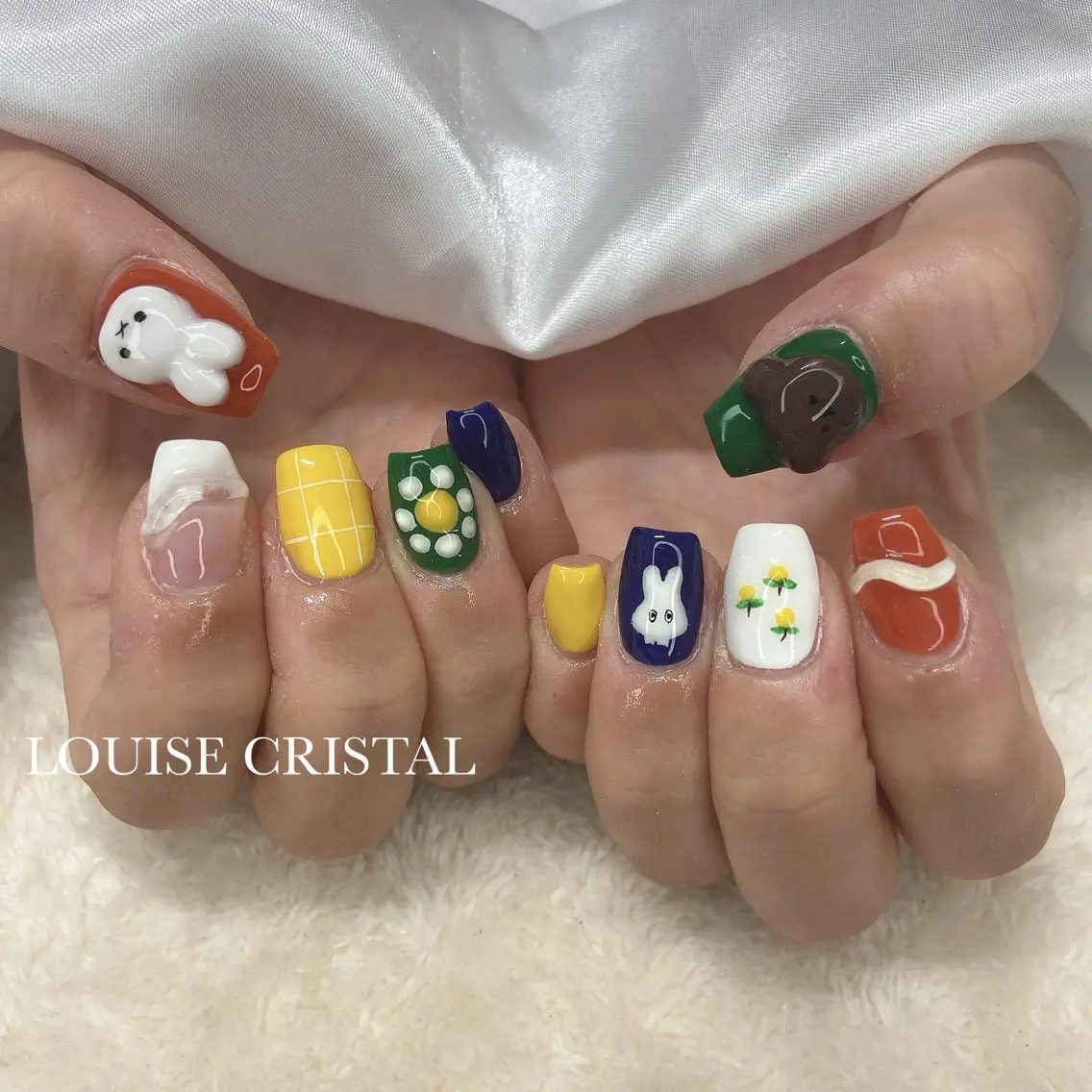 ネイル ハンドネイル LOUISE CRYSTALのネイルデザイン