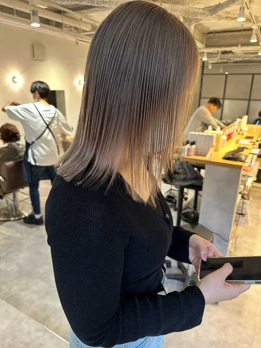 ミディアム カラー ブリーチ 抜きっぱなしブロンド ブロンド ケアブリーチ グレージュ カット ヘアカラー トリートメント レイヤー/ウルフ/ ハッシュカット/ダイのヘアスタイル
