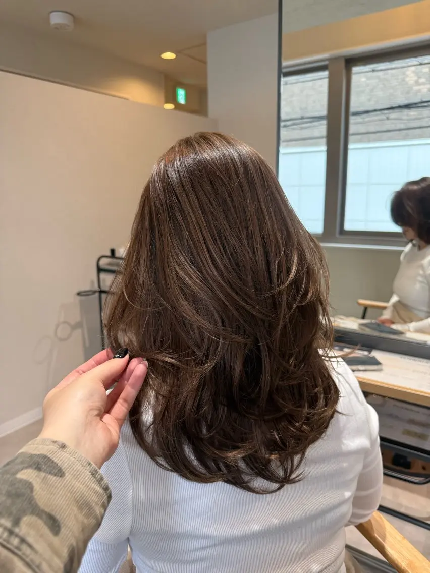 ミディアム 山内 都弥のヘアスタイル