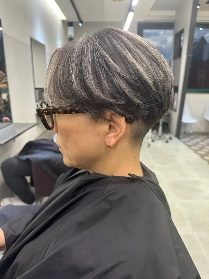 ショート カラー バレイヤージュ ベージュカラー グラデーションカラー グレージュ ハイライトカラー カット ヘアカラー トリートメント AiM エイム　韓国レイヤーのヘアスタイル