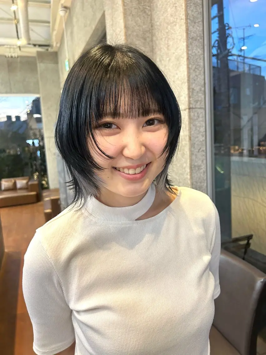 ショート カラー 黒髪 ブルーカラー ブルーブラック イヤリングカラー シルバー 🫒オリーブ/透け感 レイヤー🌿モエカのヘアスタイル