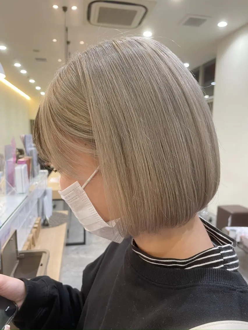 ショート カラー ベージュカラー ホワイトベージュ Amour なぐらのヘアスタイル