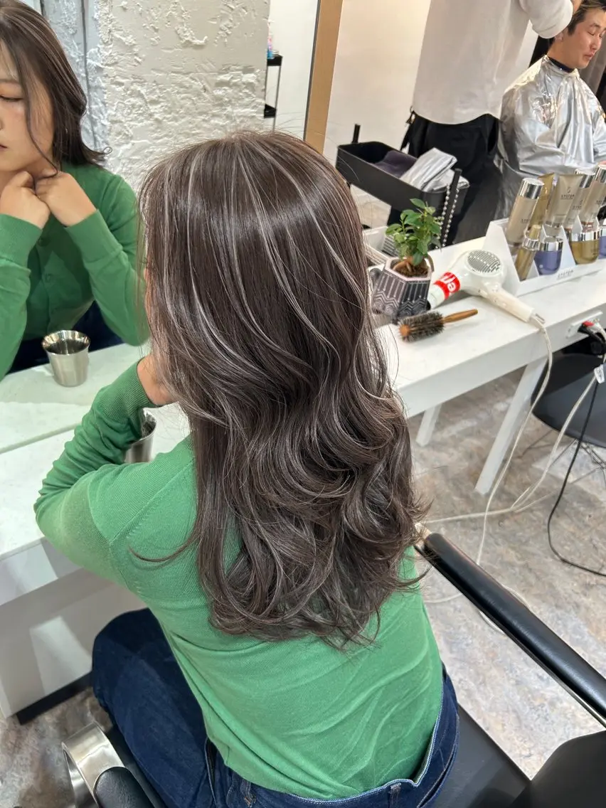セミロング カラー ベージュカラー グレージュ ハイライトカラー ハイライト ヘアカラー レイヤーカット BLend 渋谷のヘアスタイル