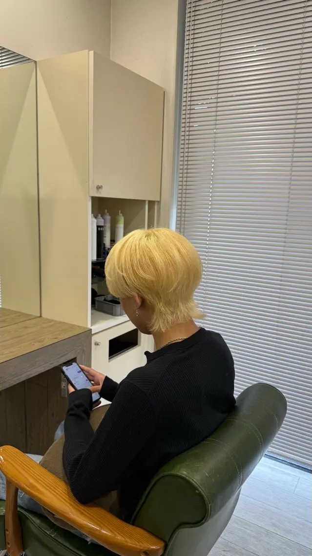 カラー メンズ メンズブリーチ メンズハイトーン ベージュカラー ブリーチ ブロンド ヘアカラー 磯貝七海/ カット/ブリーチのヘアスタイル